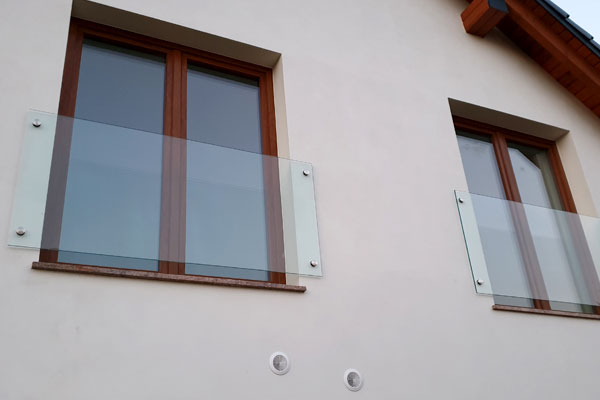Szklany balkon francuski na rotulach